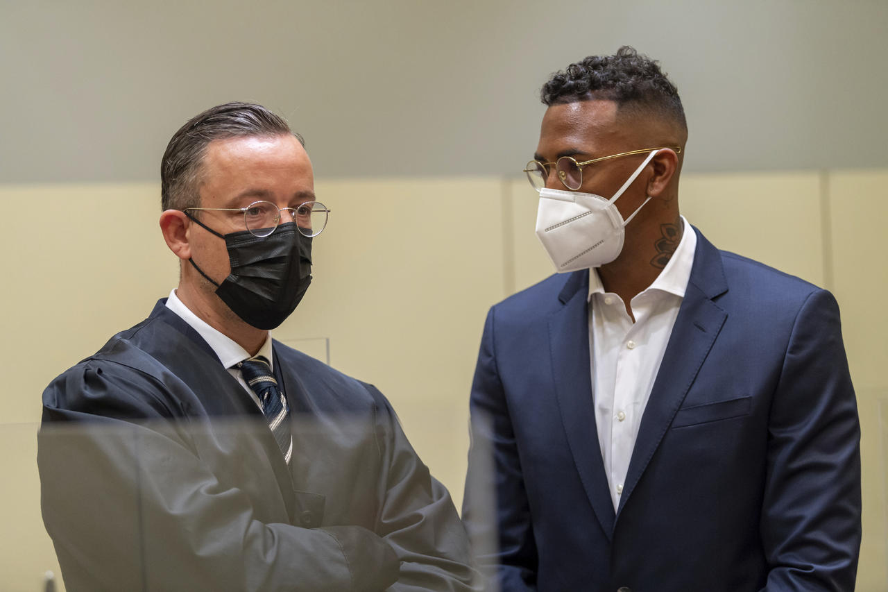 El futbolista Jerome Boateng, derecha, está junto a su abogado Kai Walden al inicio de un juicio contra él en Múnich. (Peter Kneffel /dpa vía AP)