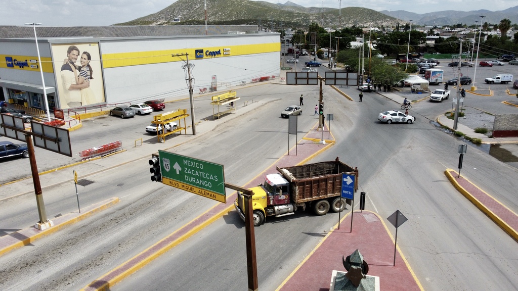 El miércoles, transportistas de AMOTAC bloquearon casi todos los principales accesos a Lerdo en reclamo contra tránsitos. (ÉRICK SOTOMAYOR)
