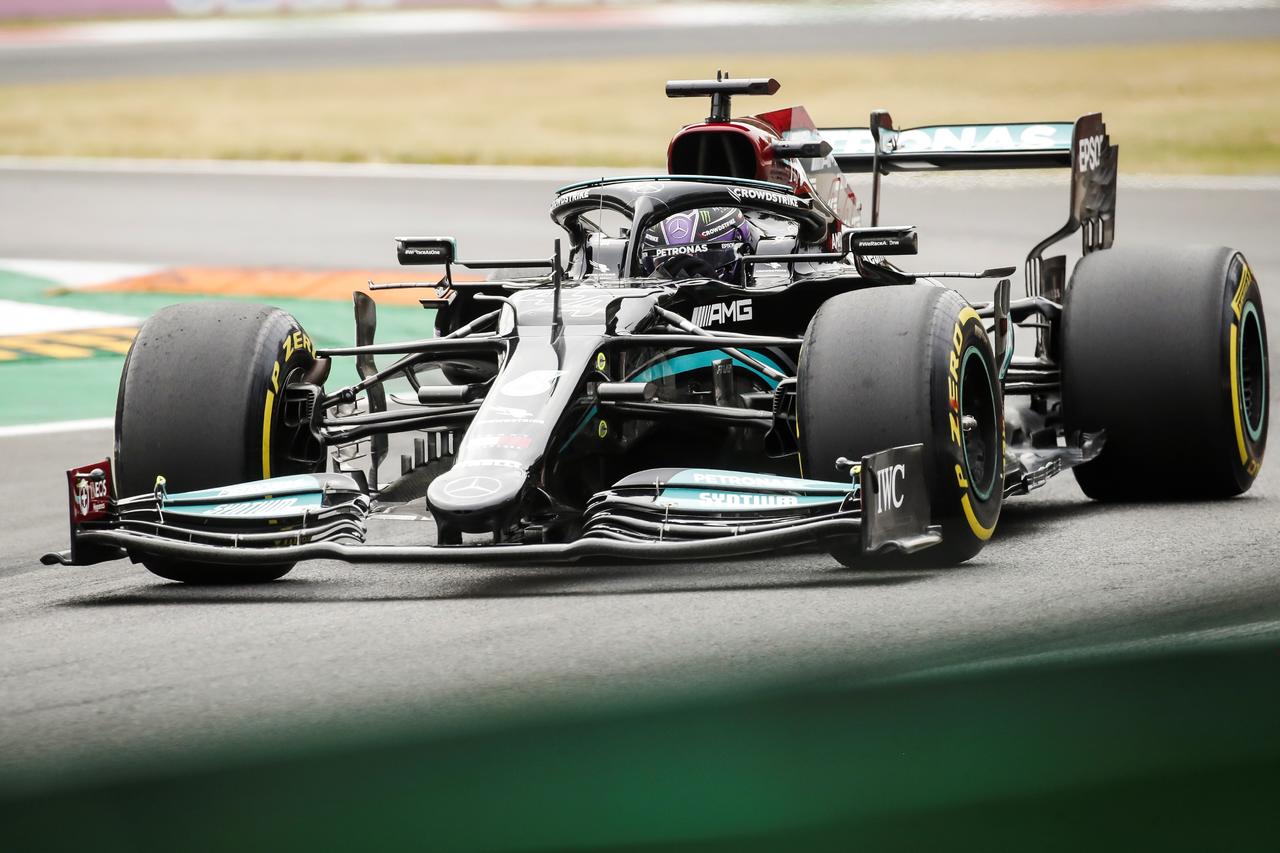  Lewis Hamilton, actual campeón de la Fórmula Uno, registró el mejor tiempo en la primera práctica para el Gran Premio de Italia. (EFE)