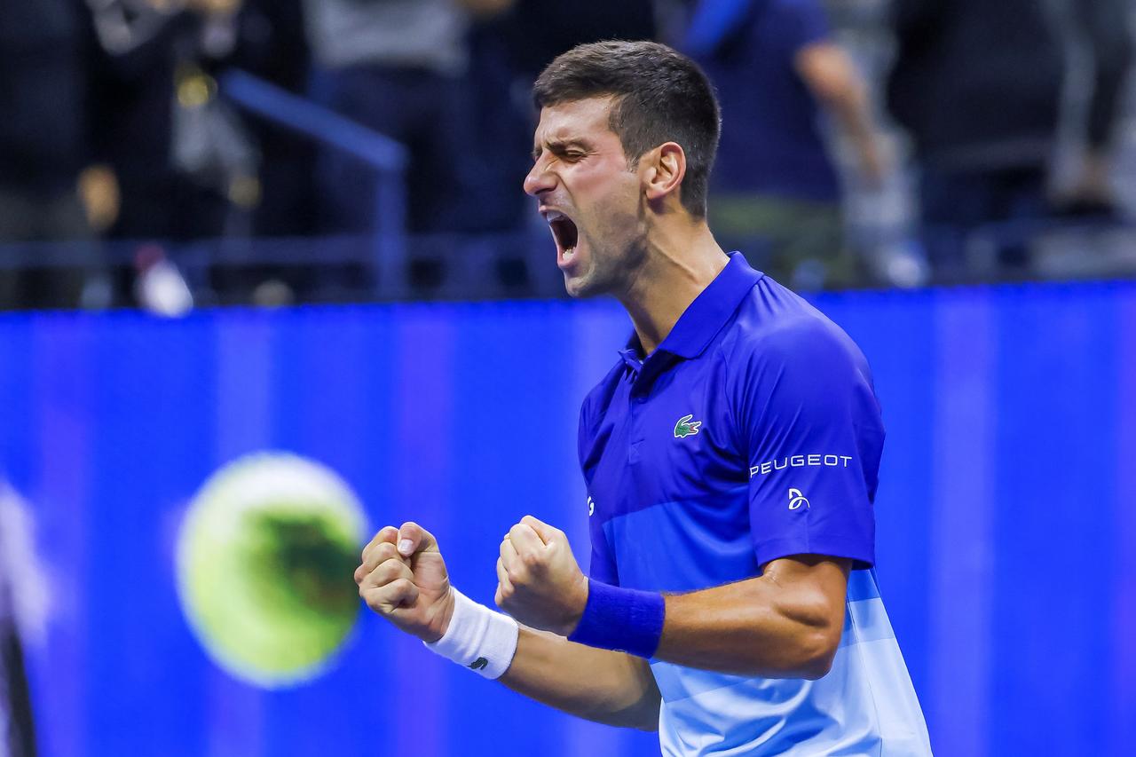 El serbio Novak Djokovic, número uno del mundo, venció este viernes por 4-6, 6-2, 6-4, 4-6 y 6-2 al alemán Alexander Zverev, cuarto favorito, y alcanzó la final del Abierto de Estados Unidos por novena vez, en 16 participaciones.