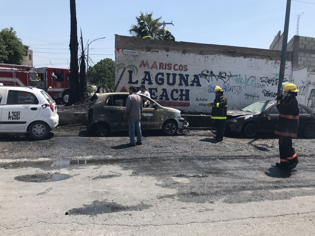 El personal del departamento de Bomberos de la ciudad de Torreón se encargó de sofocar el fuego en la palma y en los vehículos.