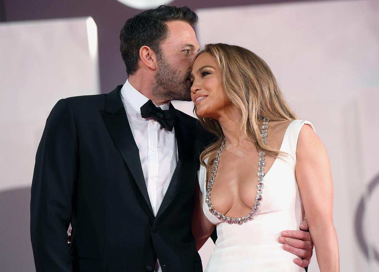Sorprenden. El actor Ben Affleck y y la cantante Jennifer Lopez hacen oficial su romance en el festival de cine de Venecia. (ARCHIVO) 