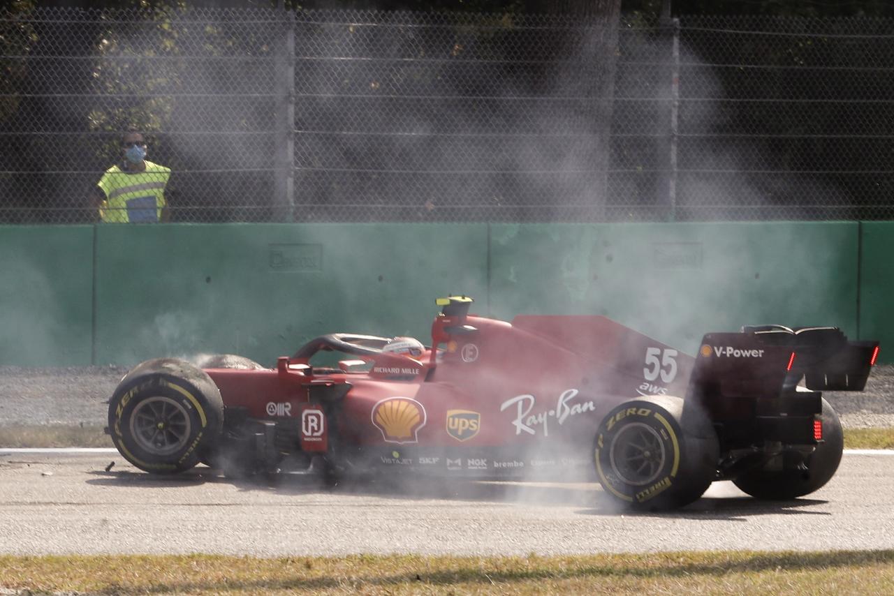 El piloto de Ferrari, Carlos Sainz sufrió un fuerte accidente. (EFE)