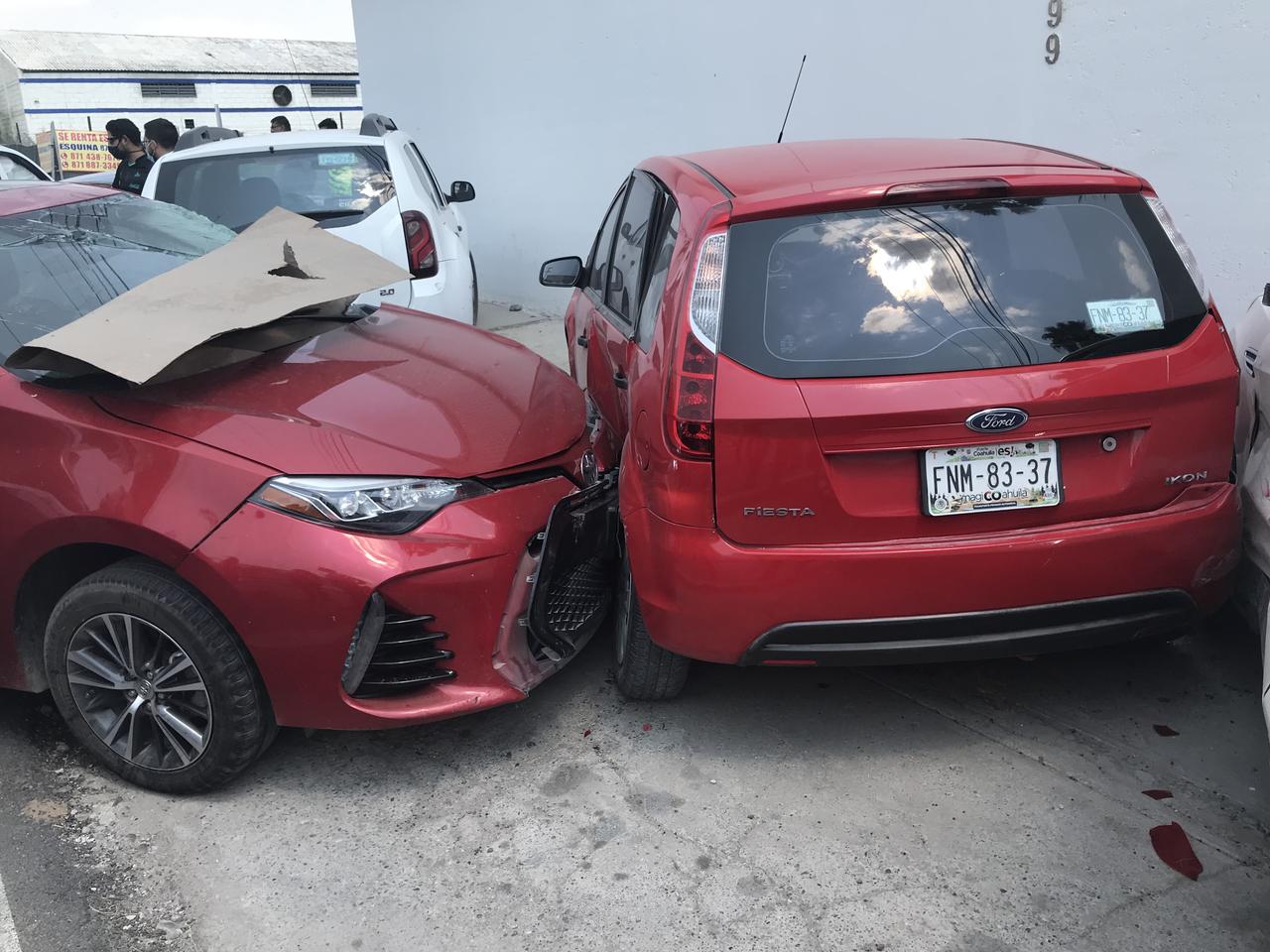 La tarde de este sábado se registró un accidente vial en la Ciudad Industrial de Torreón donde se vieron involucrados seis vehículos, dos en movimiento y cuatro más estacionados. (ARCHIVO)