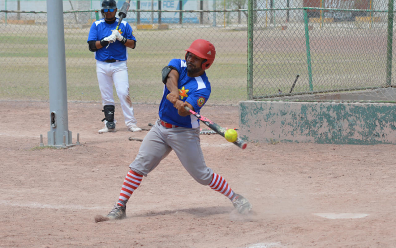  Con grandes juegos y sendas sorpresas, se puso en marcha la nueva temporada en la Liga de Softbol Industrial y Comercial. (ARCHIVO) 
