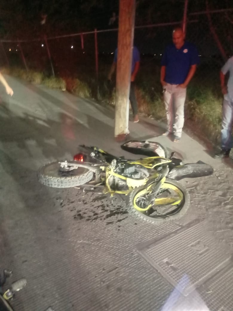 Motociclista se impacta contra poste en Gómez Palacio