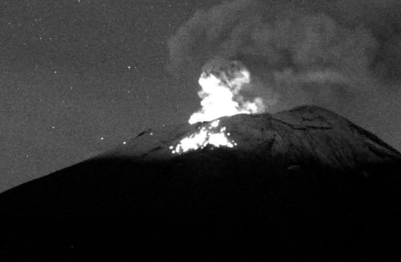 La madrugada de este sábado, el volcán Popocatépetl registró una explosión que generó una columna de vapor, gases y bajo contenido de ceniza de 1200 metros de altura, además de sumar en 24 horas 128 exhalaciones, informó la Coordinación Nacional de Protección Civil (CNPC)