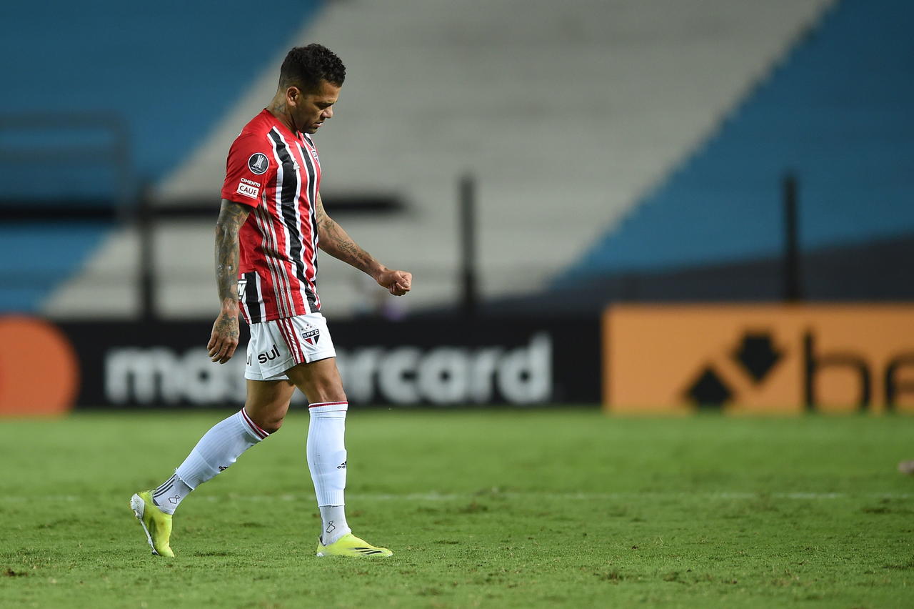 Dani Alves ya no jugará con el Sao Paulo debido a que el equipo se ha retrasado en el pago de salarios que el defensa brasileño afirma que se le deben, informó el club de su infancia el viernes. (EFE)
