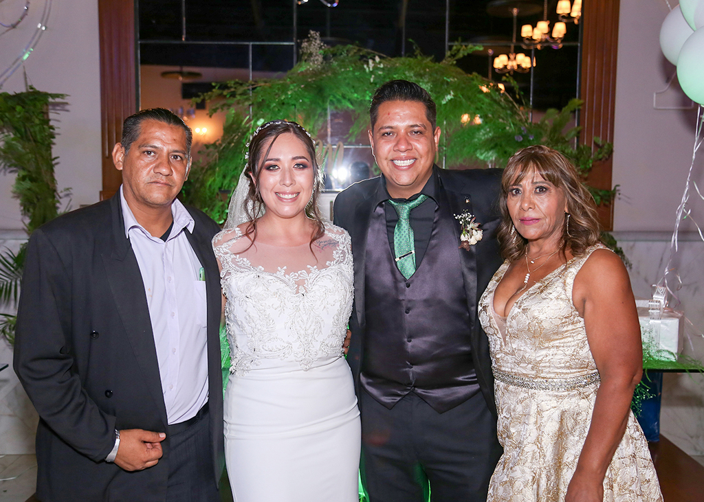 La pareja junto a la mamá del novio, la Sra. Cecilia Reveles Barbosa y su hermano Christian Leyva Reveles. (ÉRICK SOTOMAYOR)
