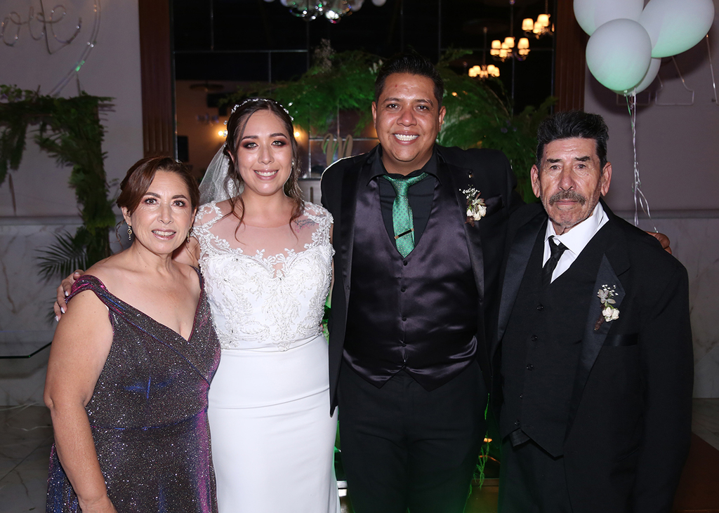 Los novios con la mamá y el abuelo de la novia, la Sra. Maria frausto Flores y el Sr. Benjamin frausto Delgado. (ÉRICK SOTOMAYOR)