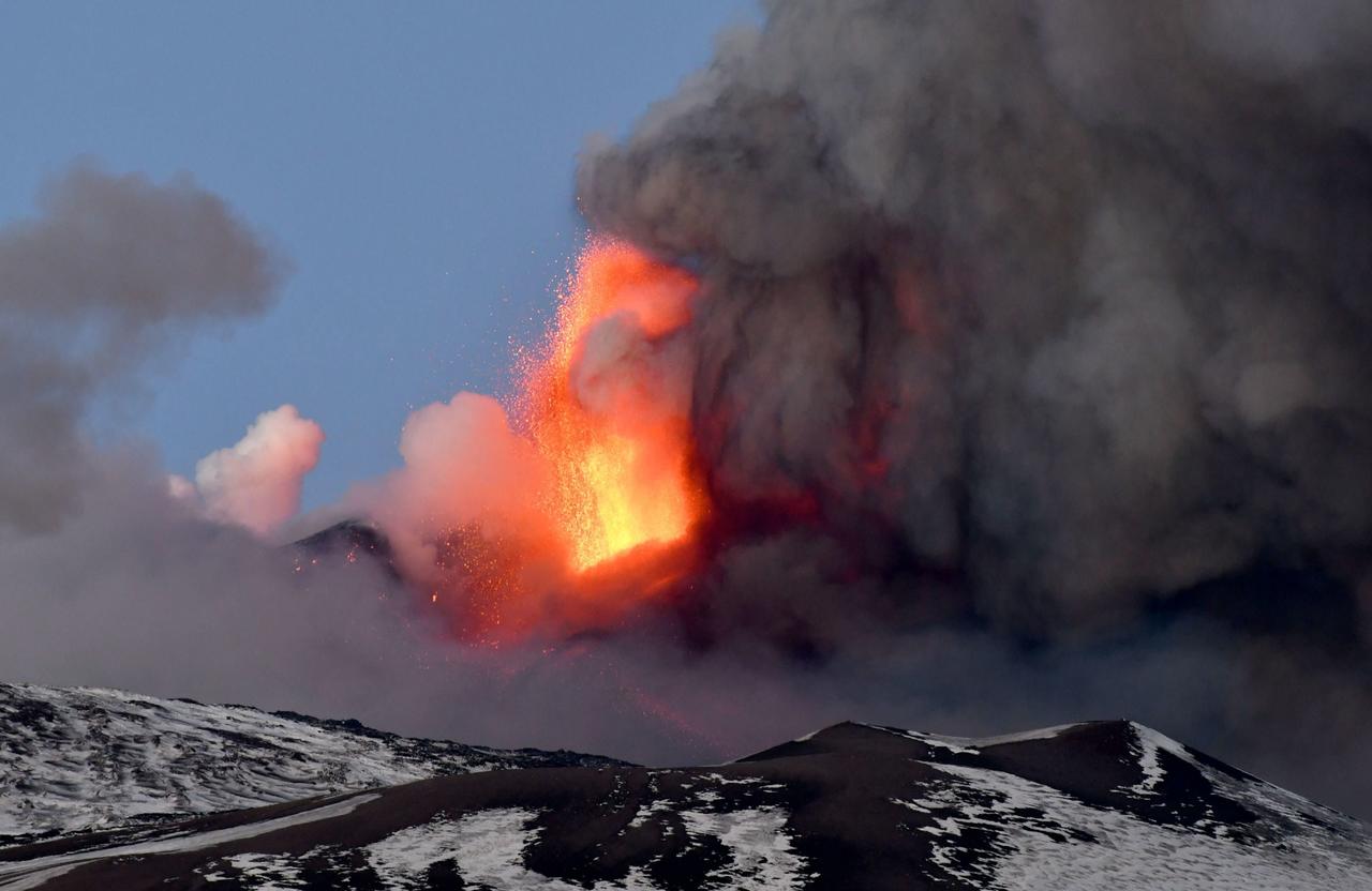 El Etna, en la isla italiana de Sicilia es el principal volcán activo en Europa. Un equipo de investigadores han analizado la erupción que registró en diciembre 2018 y han concluido que el monte pudo haber comenzado a acumular presión meses antes del estallido. (ARCHIVO) 
 