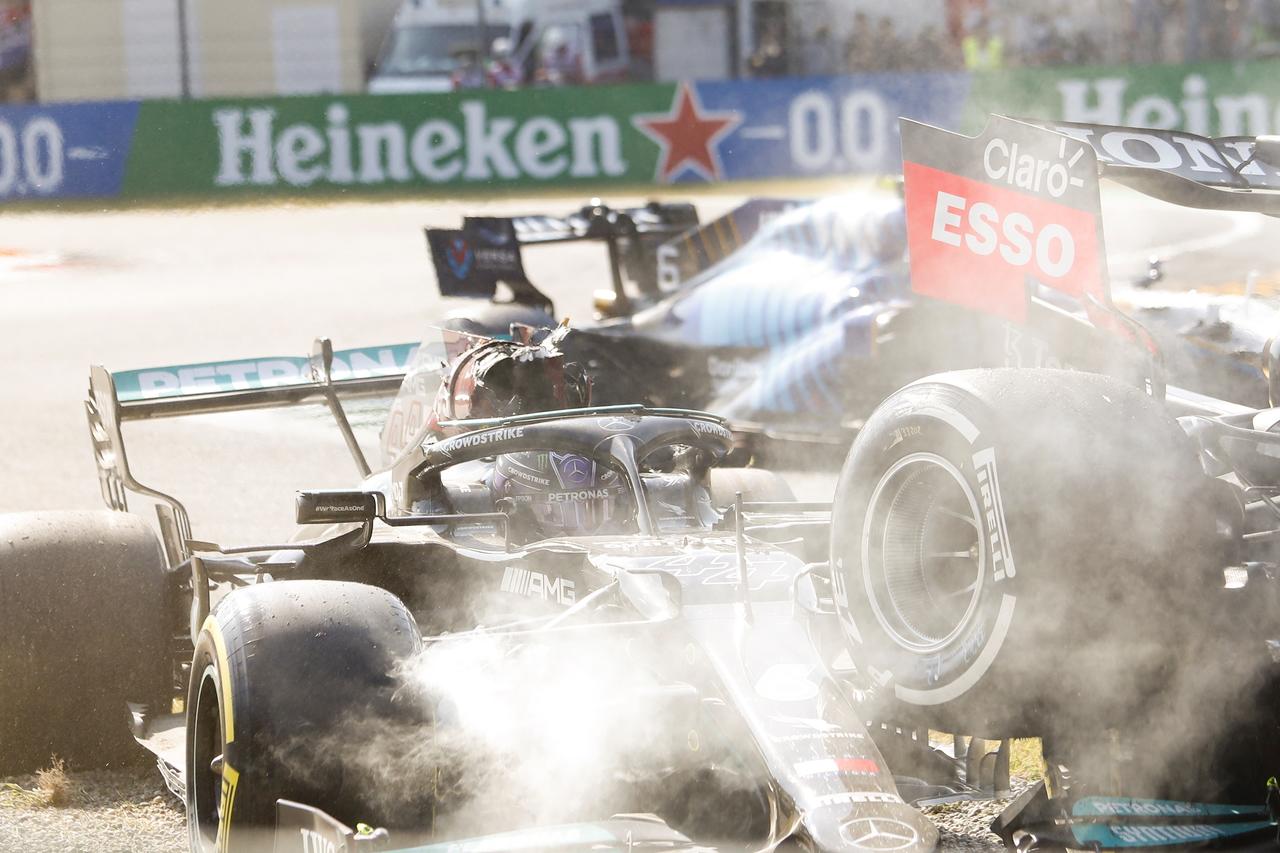 El británico Lewis Hamilton (Mercedes) se quejó de Max Verstappen (Red Bull) por el accidente que dejó a ambos fuera en la vuelta 26 del Gran Premio de Italia y aseguró que el neerlandés “sabía lo que iba a pasar” y provocó el choque porque “no quería ceder”.