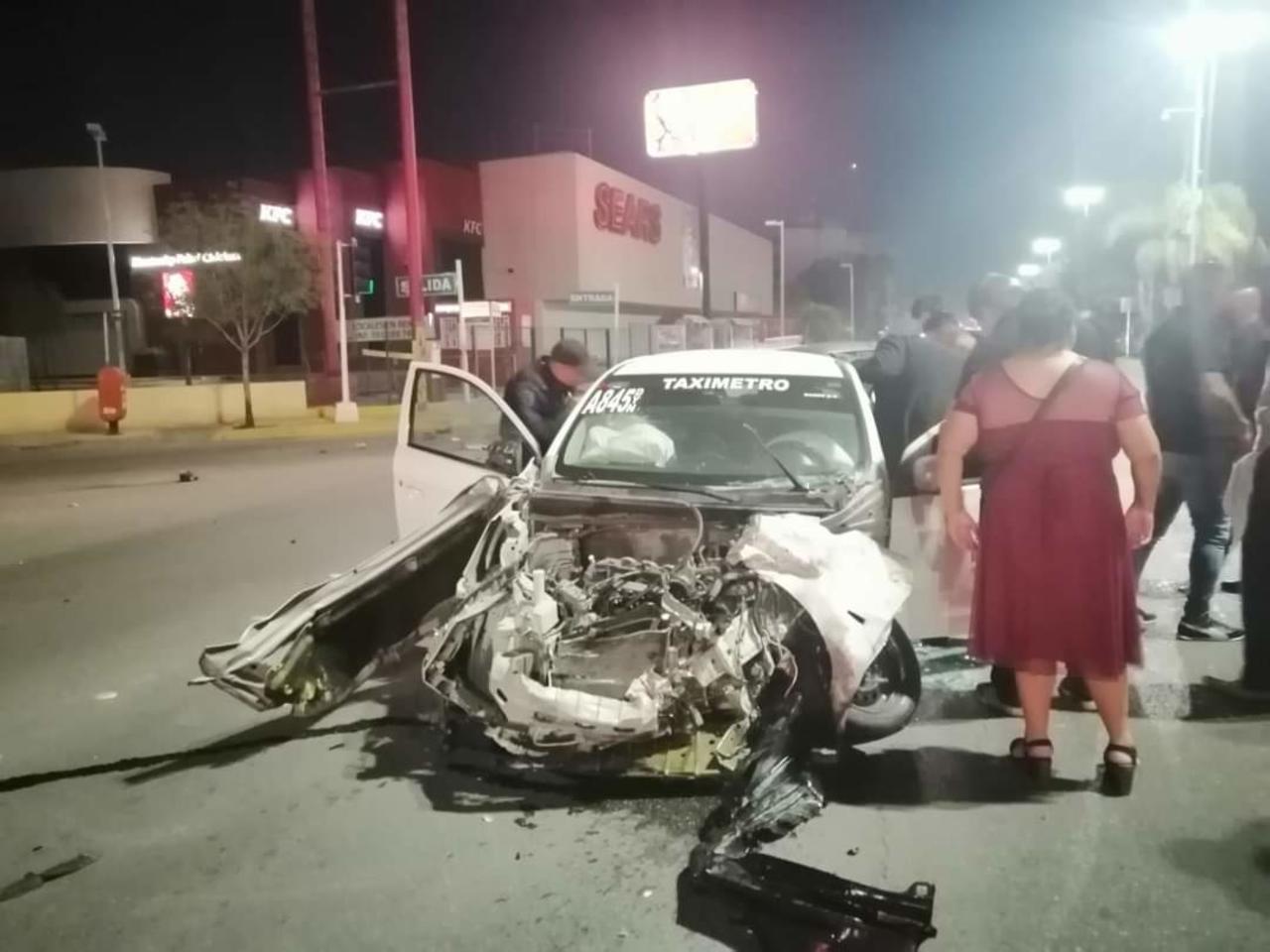 Taxista se impacta contra camionetas en el bulevar Miguel Alemán de Gómez Palacio, del accidente se reportaron cuantiosos daños materiales así como una persona lesionada.
