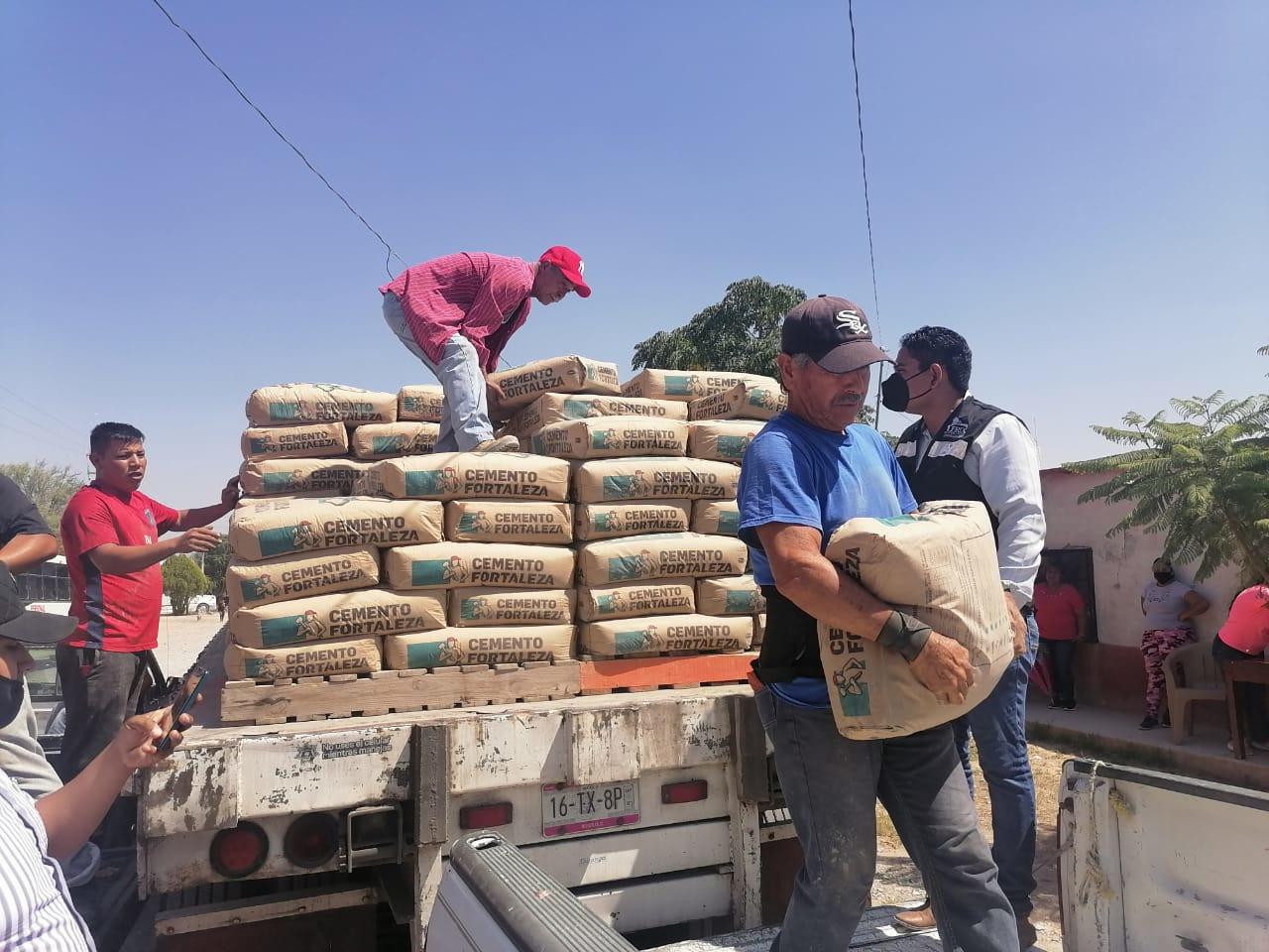 Durante este fin de semana, la dirección de Desarrollo Social en Lerdo, realizó la entrega de material de construcción subsidiado de cemento a los habitantes de las comunidades de Monterrey y Sapioriz. (ARCHIVO) 
 