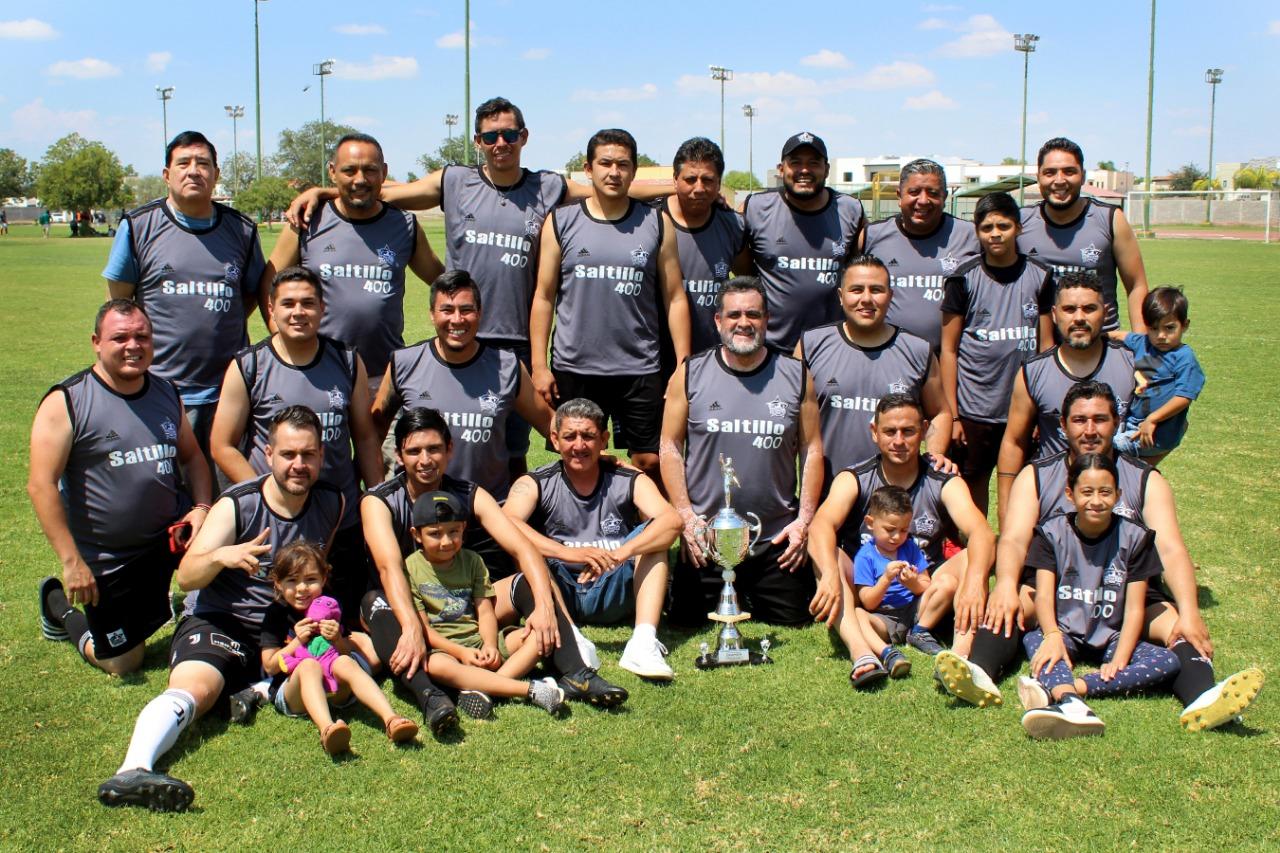 Este domingo se llevó a cabo la final en la Liga Premier de Futbol de San Isidro dentro de su categoría Veteranos. La escuadra de Saltillo 400, derrotó 3-1 al Campestre San Isidro, para quedarse con el título.
