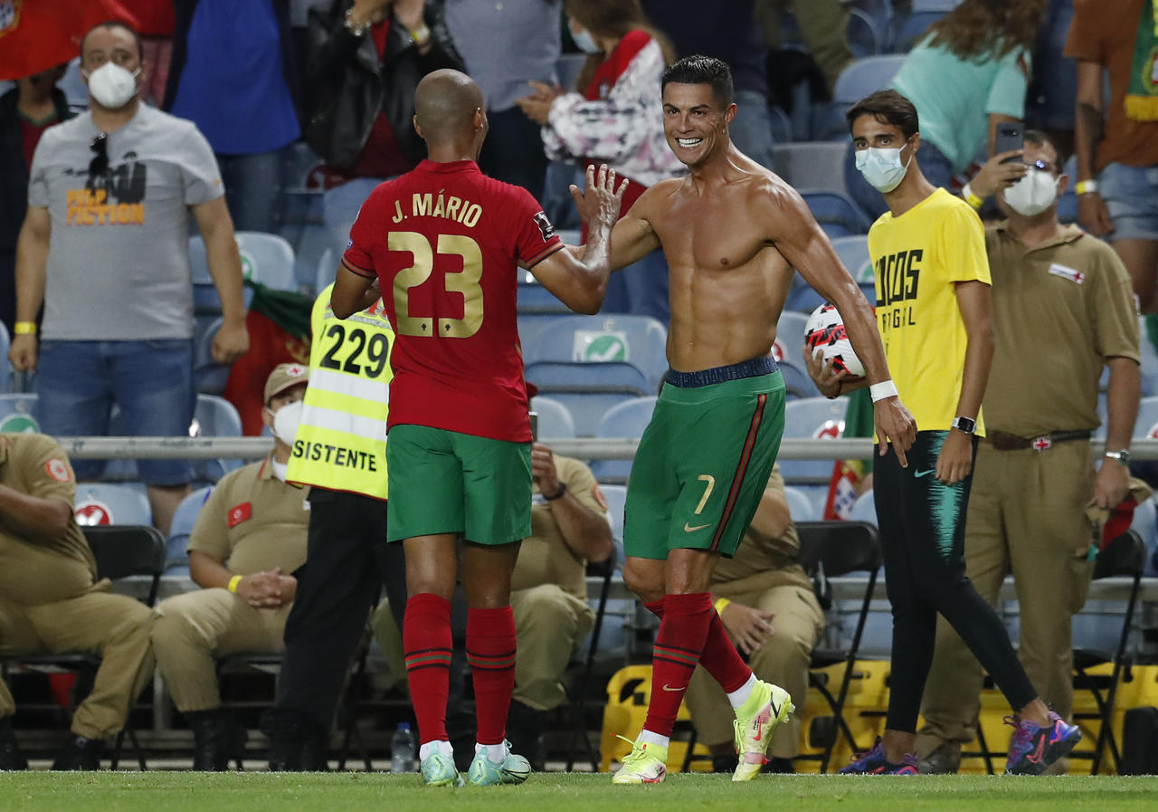 Dieta de Cristiano Ronaldo genera reacción de sus compañeros en el Manchester United. (ARCHIVO)