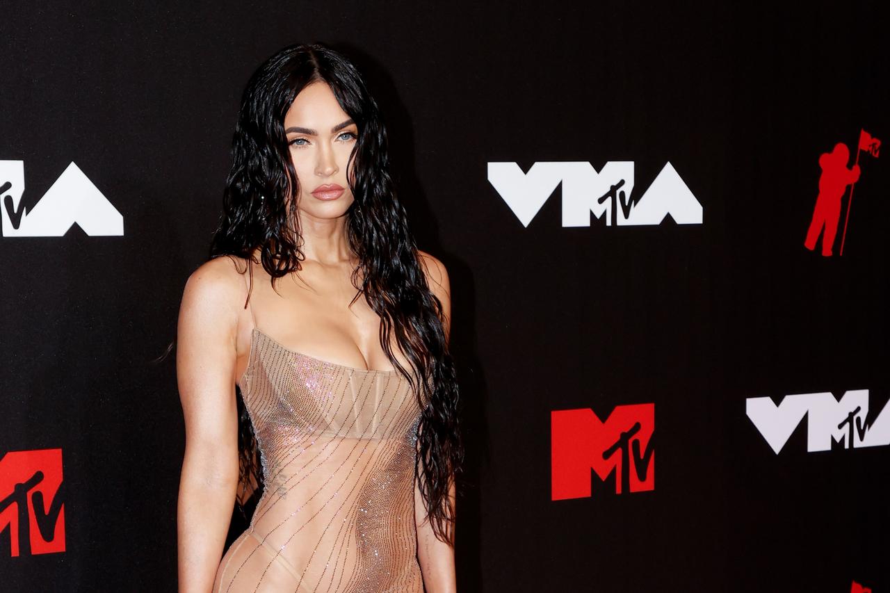 Luego de posar en la alfombra roja de los Video Music Awards de MTV con un 'naked dress', la actriz Megan Fox se ha convertido en tendencia de las redes este lunes. 