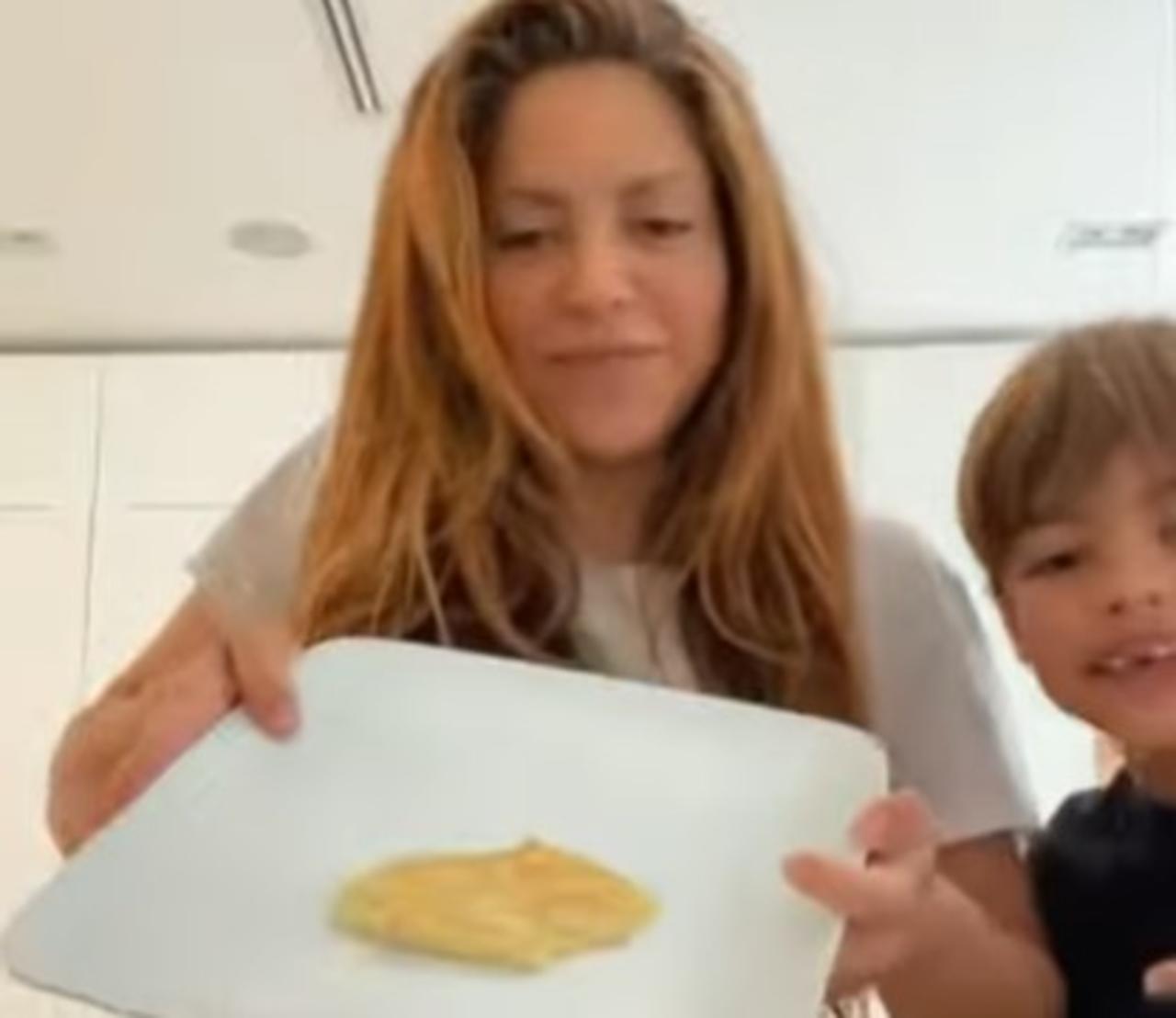 Con cerca de 11 millones de reproducciones en Instagram, Shakira se convirtió en tendencia de Internet con su 'fallido' intento de cocinar hot cakes junto a sus hijos. 