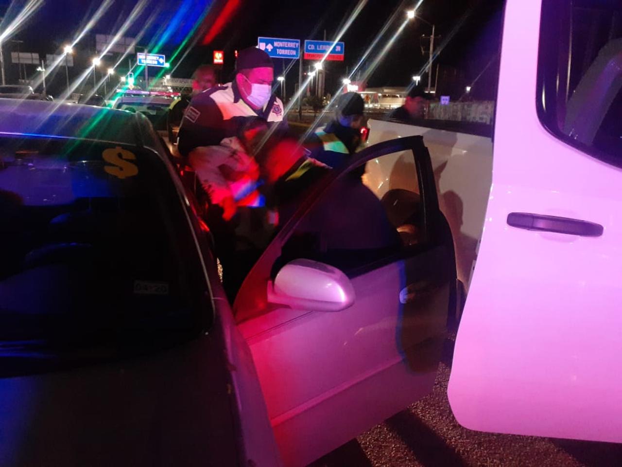 Conductor de auto sufre coma diabético al circular sobre bulevar Miguel Alemán de Gómez Palacio, ante la falta de ambulancias fue trasladado a bordo de una camioneta a las instalaciones de Cruz Roja.
