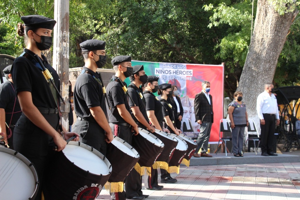 En la ceremonia se contó con la participación de la escolta y la banda de guerra de la escuela Lerdo Contemporáneo. (CORTESÍA)