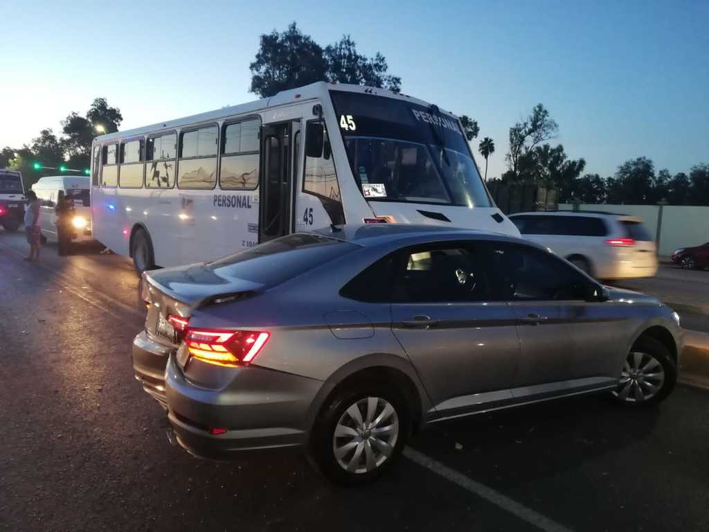 El autobús de transporte de personal se impactó contra dos autos que se encontraban en parada momentánea en el Campo Militar. (EL SIGLO DE TORREÓN)