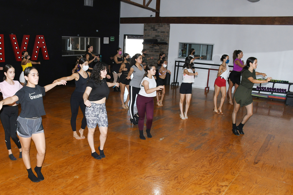 El taller se enfocó 100% al baile de salón (EL SIGLO DE TORREÓN / FERNANDO COMPEÁN) 
