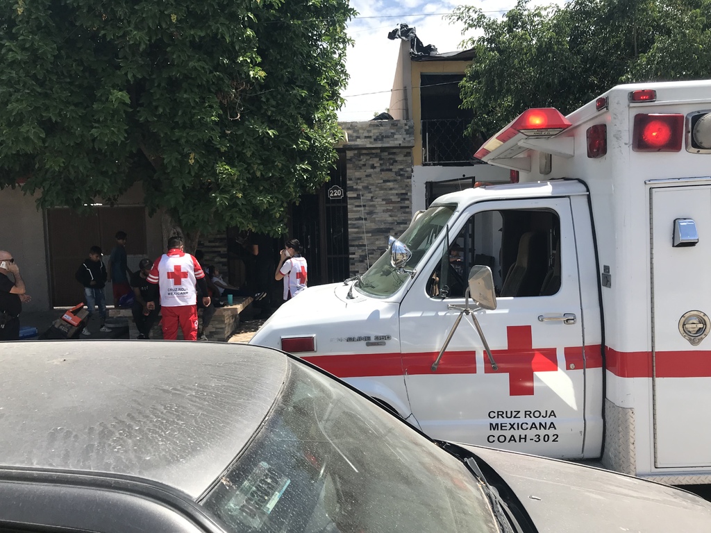 El joven fue atendido por paramédicos de la Cruz Roja, aunque no requirió hospitalización. (EL SIGLO DE TORREÓN)