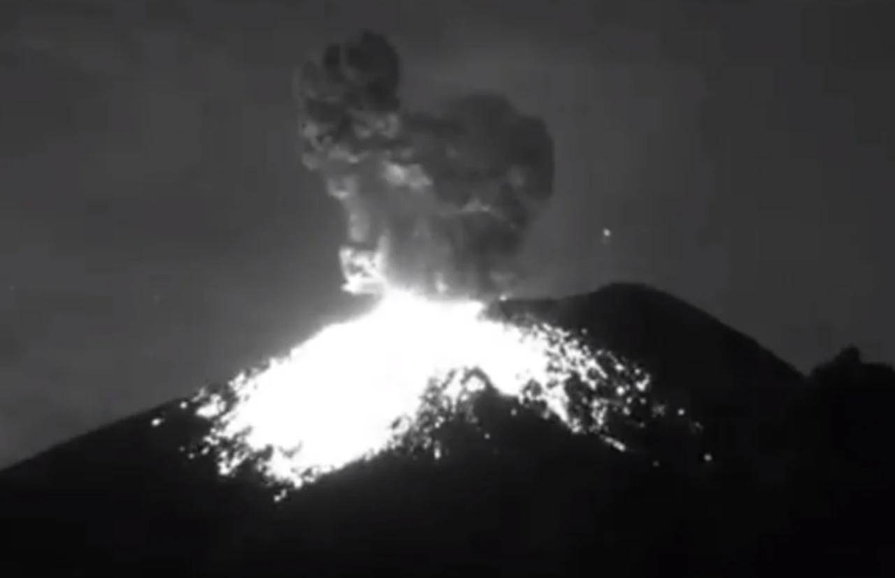 El Popocatépetl ha presentado 30 exhalaciones, 379 minutos de tremor y 3 explosiones. (ESPECIAL)