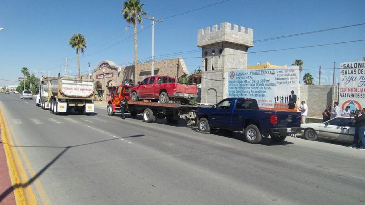 La camioneta detenida en el bulevar Independencia y Nudo Mixteco. (EL SIGLO DE TORREÓN)