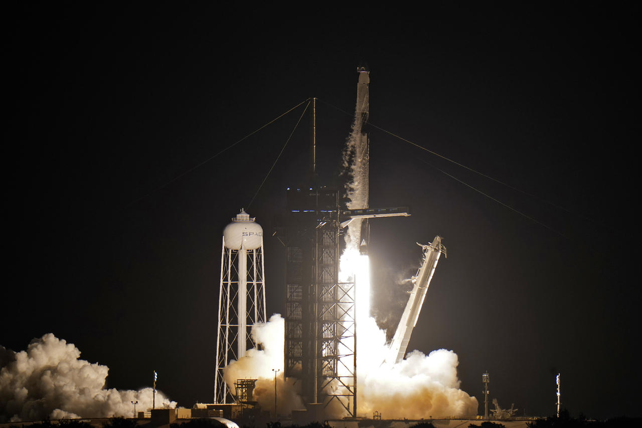 El primer vuelo espacial privado de SpaceX despegó el miércoles por la noche con dos ganadores de un concurso, a una trabajadora del sector salud y a su rico patrocinador, en el salto más ambicioso hasta ahora en el turismo espacial.

