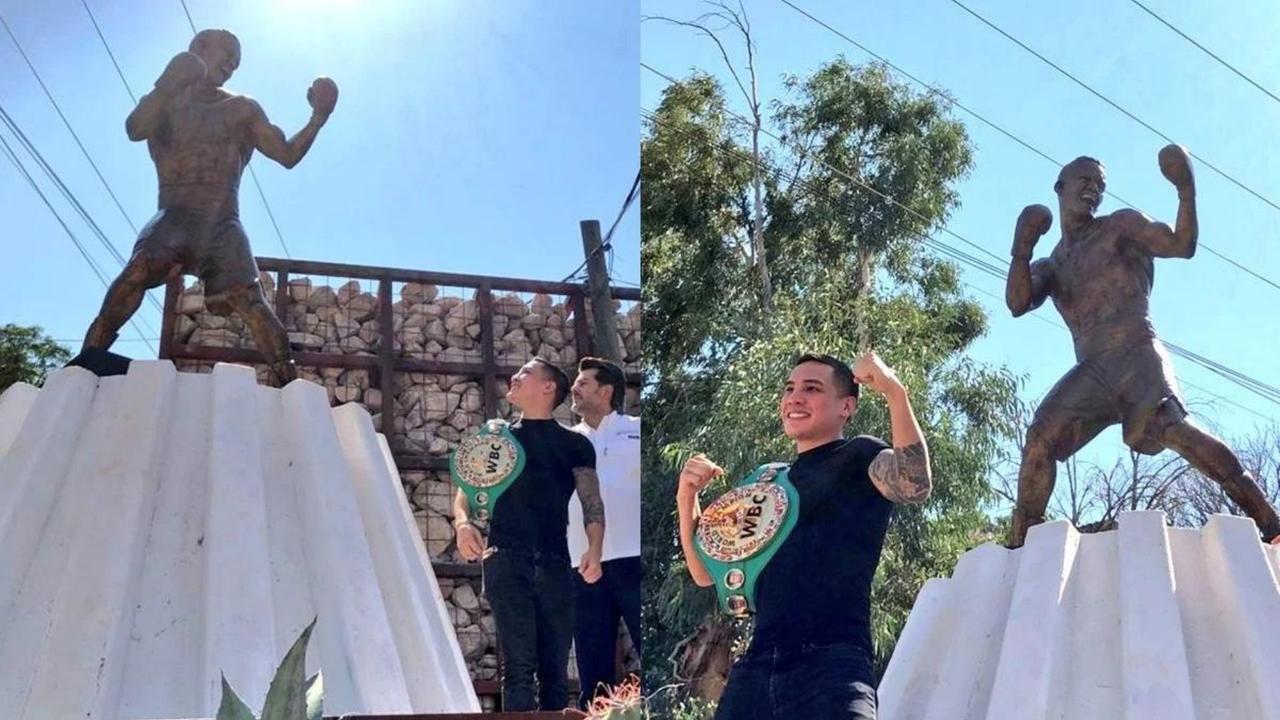El boxeador Óscar Valdez develó la estatua que le hicieron en su ciudad natal Nogales, Sonora. (CORTESÍA) 

