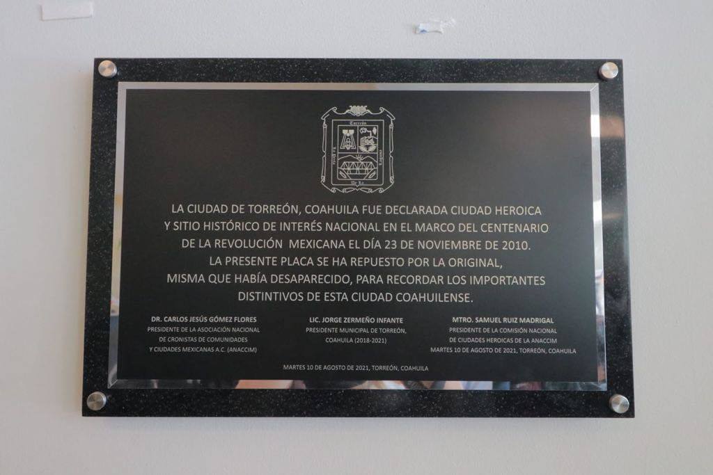 Cronistas entregaron al Ayuntamiento de Torreón una placa histórica que se aprecia desde ayer en la presidencia municipal. (CORTESÍA)
