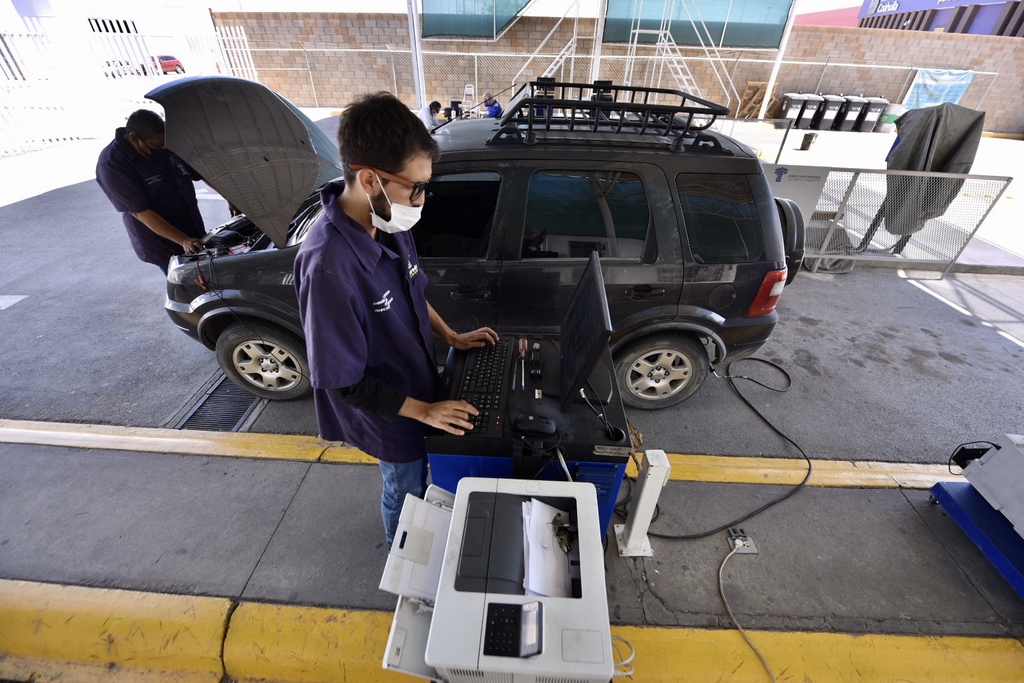 Son cerca de 150 mil vehículos los que circulan en la ciudad de Torreón, de los cuales solo el 5.3 por ciento ha acudido este año al Centro de Verificación Vehicular, en la colonia San Felipe. (ARCHIVO)