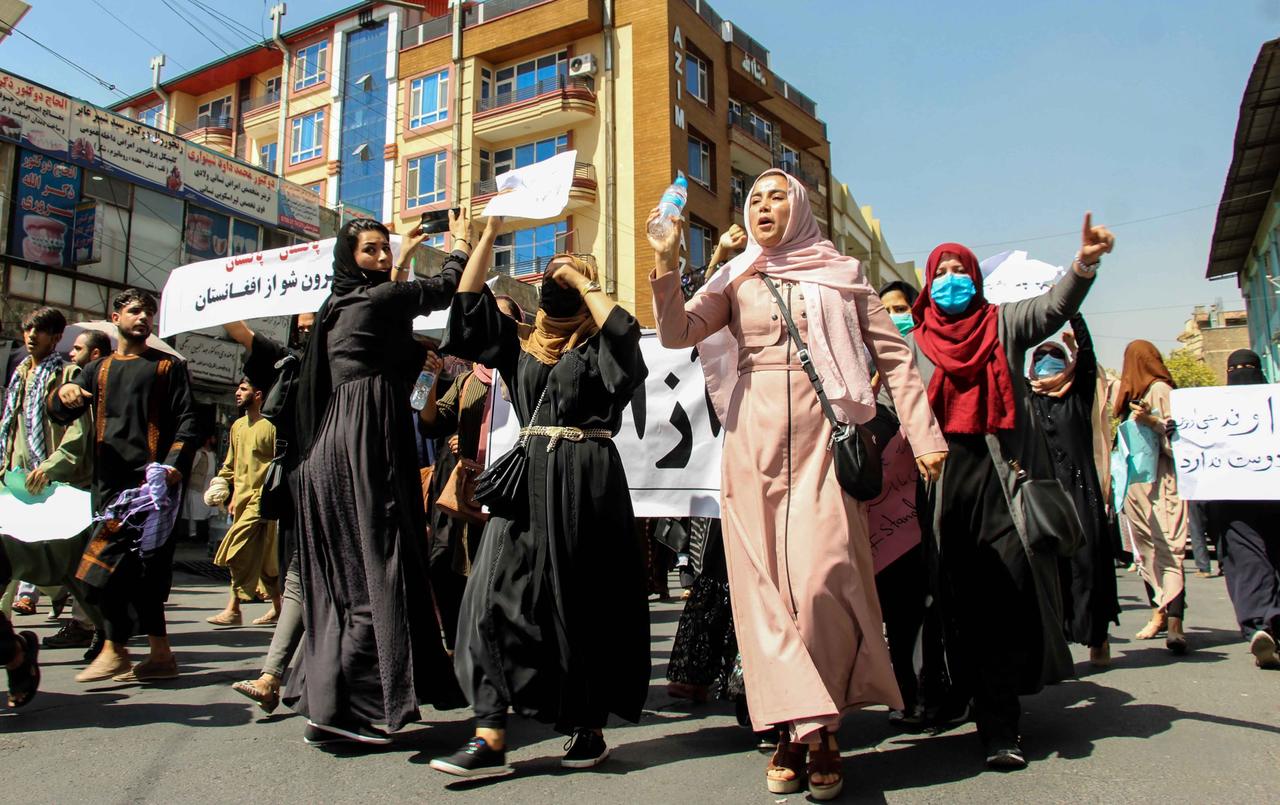 Los talibanes disolvieron hoy oficialmente el ministerio afgano para Asuntos de la Mujer, y en su lugar crearon el ministerio para la Propagación de la Virtud y la Prevención del Vicio, que se encargará de la rígida implementación de las normas islámicas y a cuyo frente estará Mohamad Khalid. (ARCHIVO)