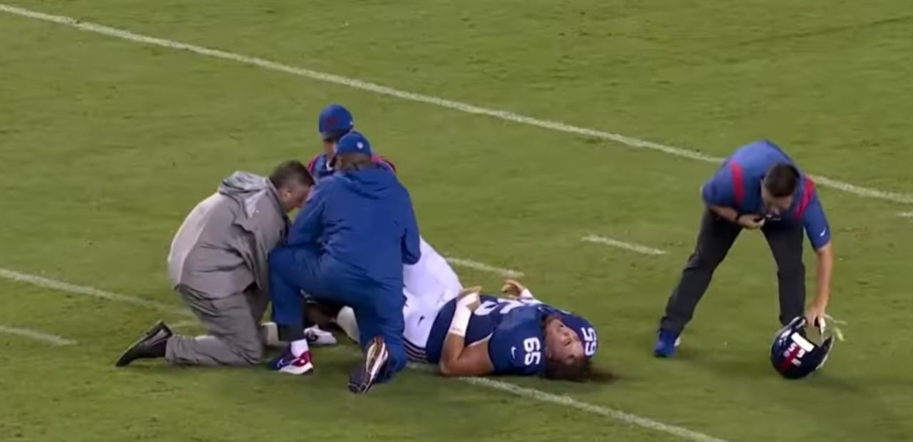 Nick Gates sufrió una fractura en la pierna izquierda en el partido de la Semana 2 de la NFL entre los Giants y Washington. (ESPECIAL)
