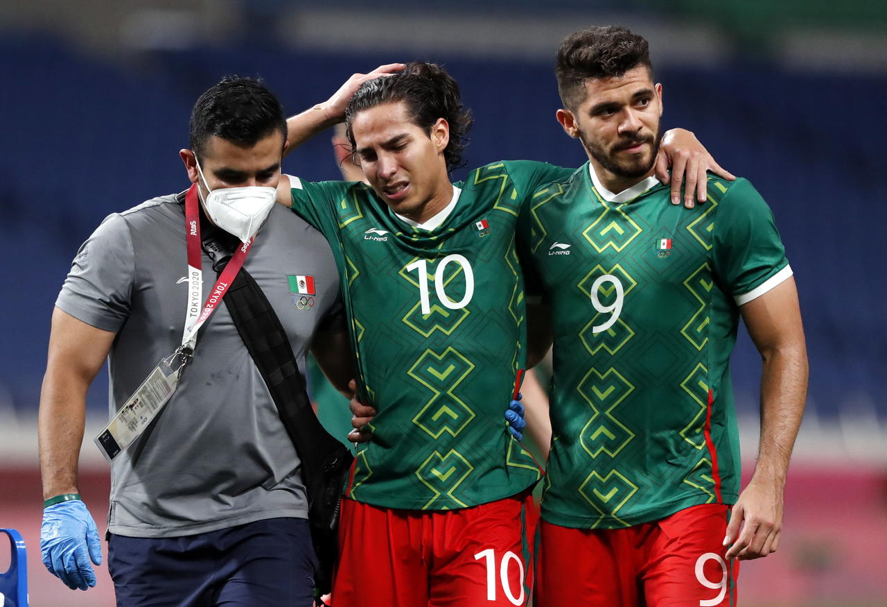 Diego Lainez tuvo una destacada participación con la Selección Mexicana en los Juegos Olímpicos de Tokio 2020, pero luego de la lesión que sufrió en el último partido, en donde México se quedó con el bronce, el futbolista se ha perdido su participación con el Betis. (EFE) 
