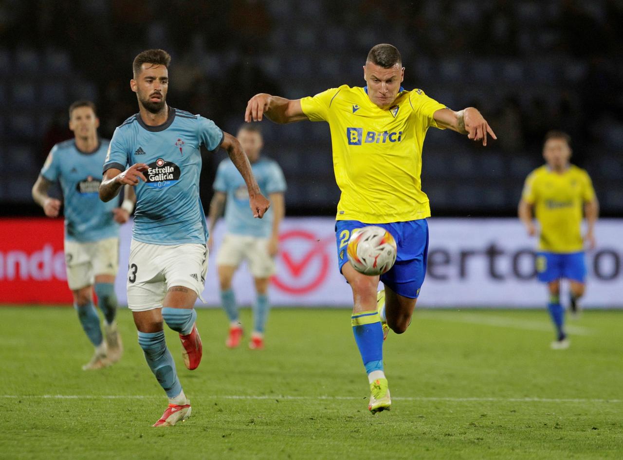 Cádiz terminó con su paso sin victoria en LaLiga de España al superar el viernes 2-1 al Celta de Vigo. (AP) 
