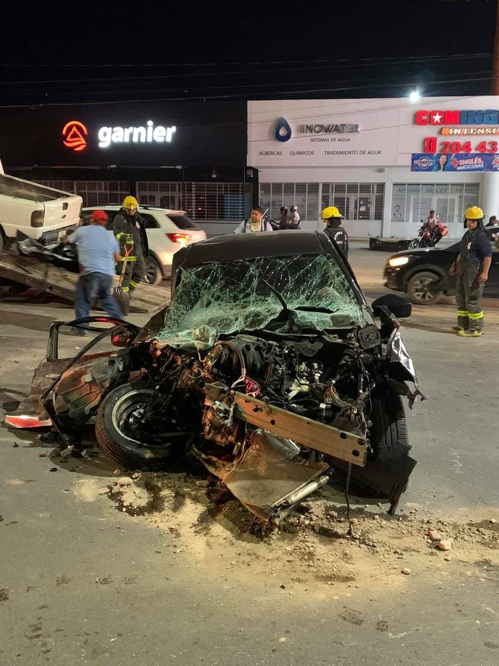 El vehículo Nissan Versa brincó el camellón y se impactó de frente contra una camioneta.