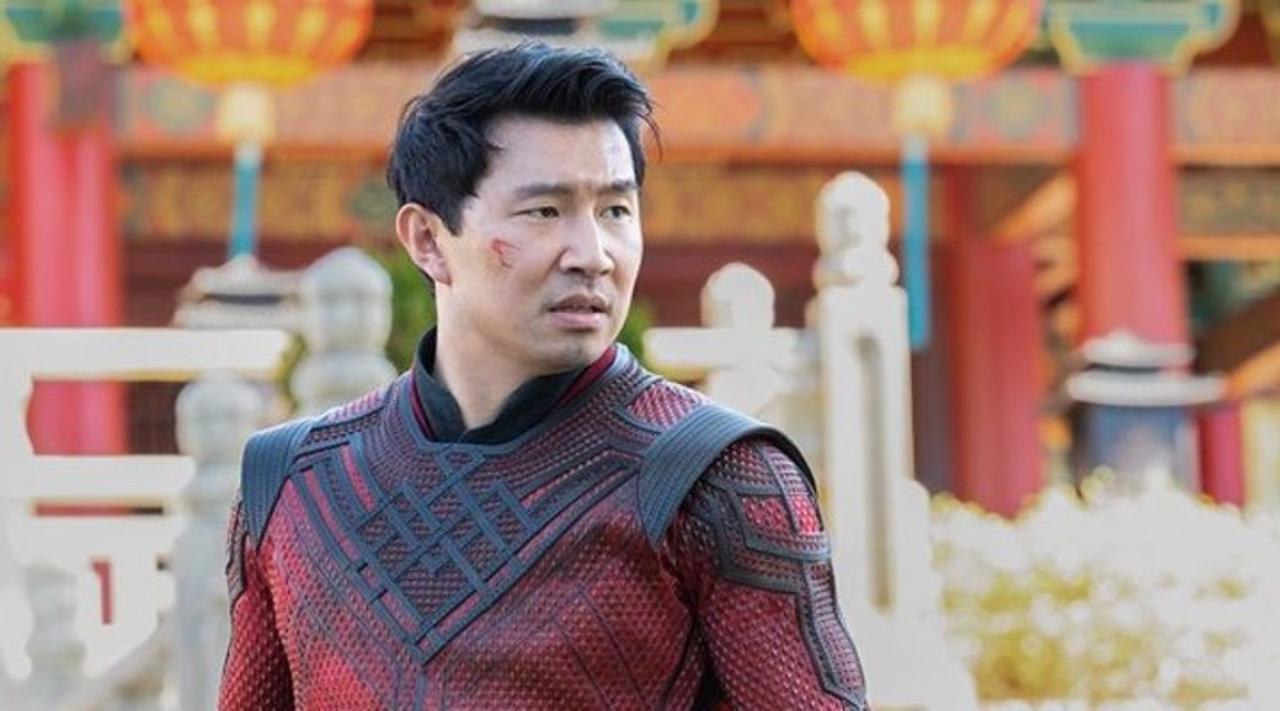 Simu Liu ha dado de qué hablar y no solo por su reciente salto a la fama internacional gracias a su papel protagónico en la nueva cinta de Marvel, “Shang-Chi y la leyenda de los diez anillos”, pues el actor está bajo polémica por hacer comentarios racistas, machistas y homofóbicos. (ESPECIAL) 