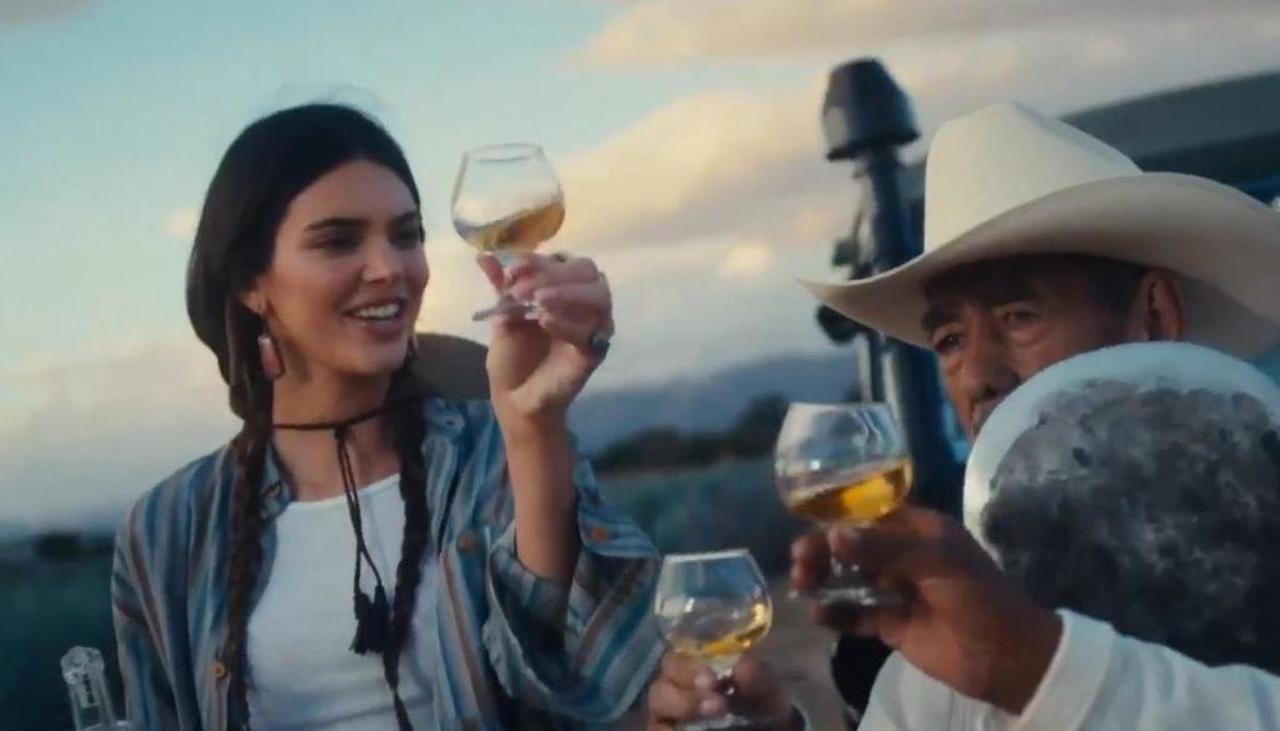 Tras lanzar su marca de tequila 818, Kendall Jenner afirmó que le encantaría que la marca apoye a la comunidad de Jalisco, luego de ser acusada de apropiación cultural.  (ESPECIAL) 