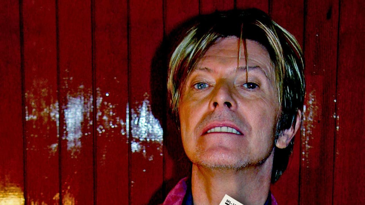 Warner Music Group y el patrimonio de David Bowie han firmado una asociación global, abarcando la carrera y el atemporal catálogo entero de música grabada de Bowie. (CORTESÍA) 
