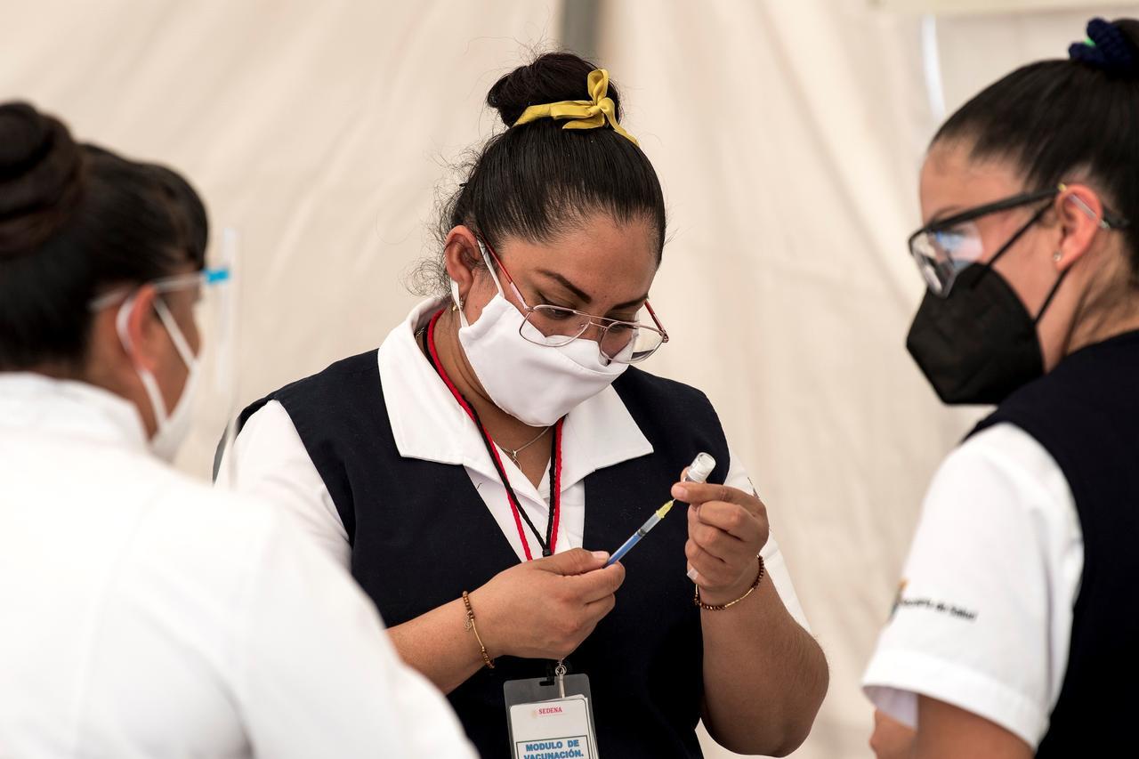 La Secretaría de Bienestar en Coahuila reactivó la vacunación en la región sureste. En el municipio de Ramos Arizpe se aplicaron segundas dosis a personas de 30 a 39 años de edad. (ARCHIVO) 

