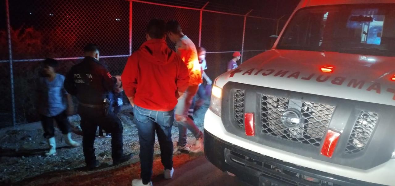 Motociclista derrapa y sufre grave lesión en el cráneo, fue trasladado de emergencias a las instalaciones de la Clínica número 51 del IMSS en Gómez Palacio. (ARCHIVO) 
