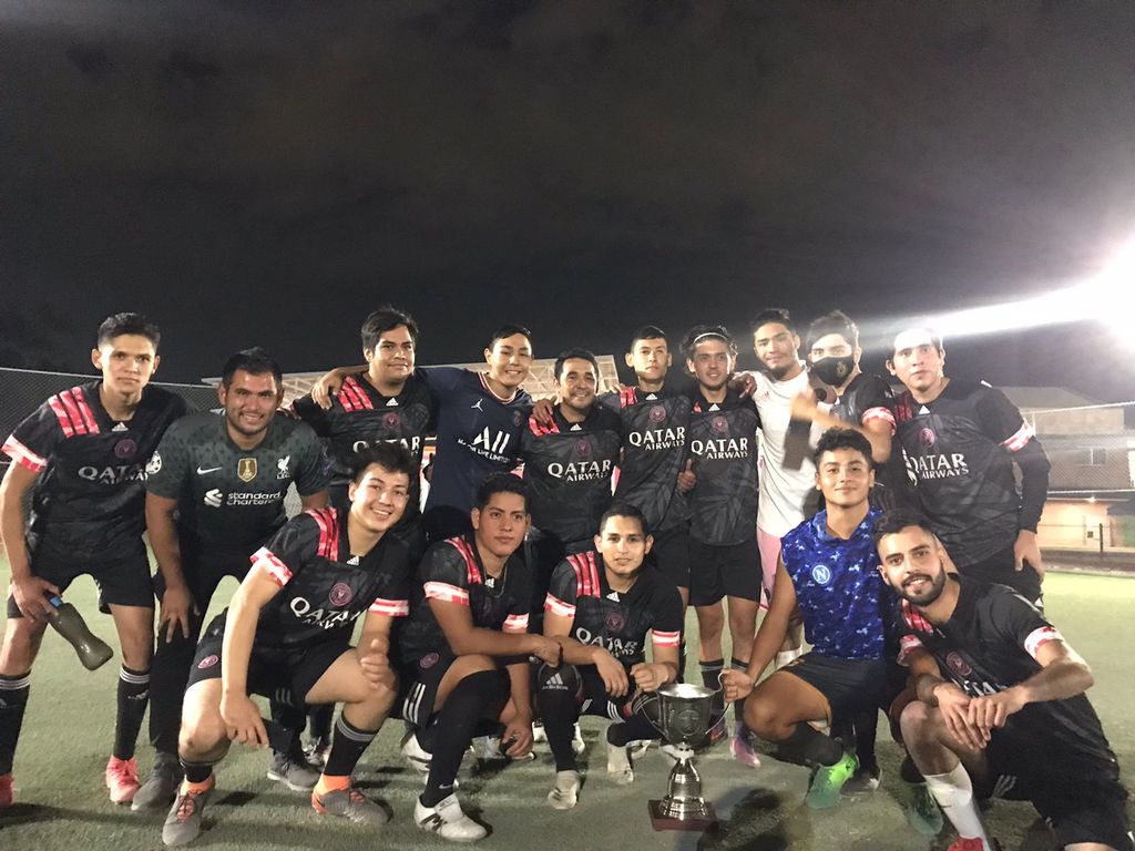 Los jóvenes integrantes del Oakland FC celebraron la obtención del título en la cancha de La Cantera, donde se juega a gran nivel. (ESPECIAL)