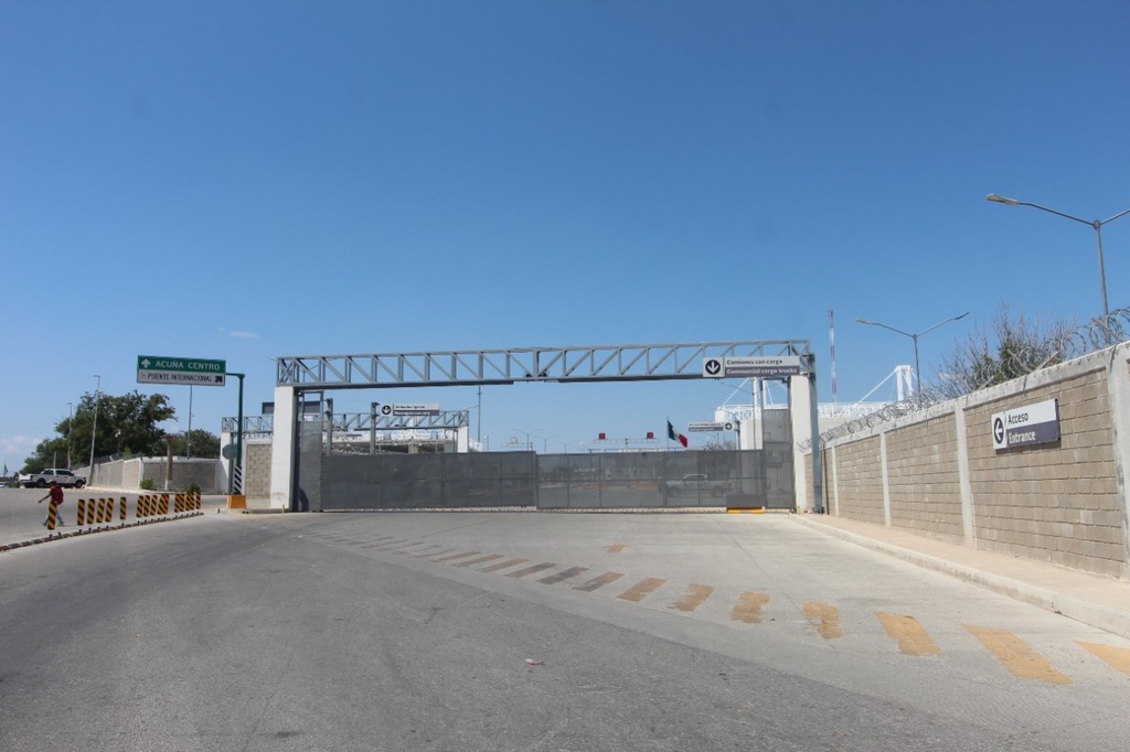 La decisión de cerrar el puente la tomó la Aduana y Protección Fronteriza derivado de la gran cantidad de migrantes en tránsito que han llegado a Del Río, Texas.