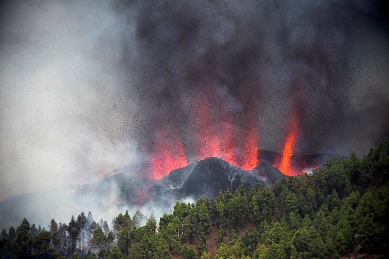 Unas 2,000 personas han sido evacuadas, 500 de ellas turistas, por la erupción este domingo de un volcán situado en la zona de Cumbre Vieja, en la isla española de La Palma, uno de los complejos volcánicos más activos del archipiélago atlántico de Canarias, después de una semana en la que se acumularon miles de seísmos en la zona. (ESPECIAL)

 