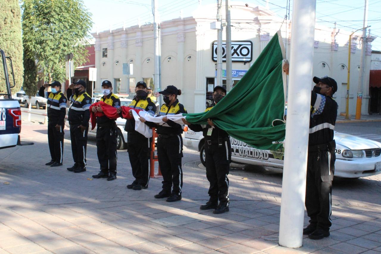 Fue en la plaza principal de Ciudad Lerdo, frente al asta de bandera, que este domingo se llevó a cabo un acto solemne en conmemoración de los sismos de 1985 y 2017 que movilizaron a México, recordando a las miles de víctimas y reconociendo la labor de los rescatistas, en este día nacional de Protección Civil. (ARCHIVO) 
