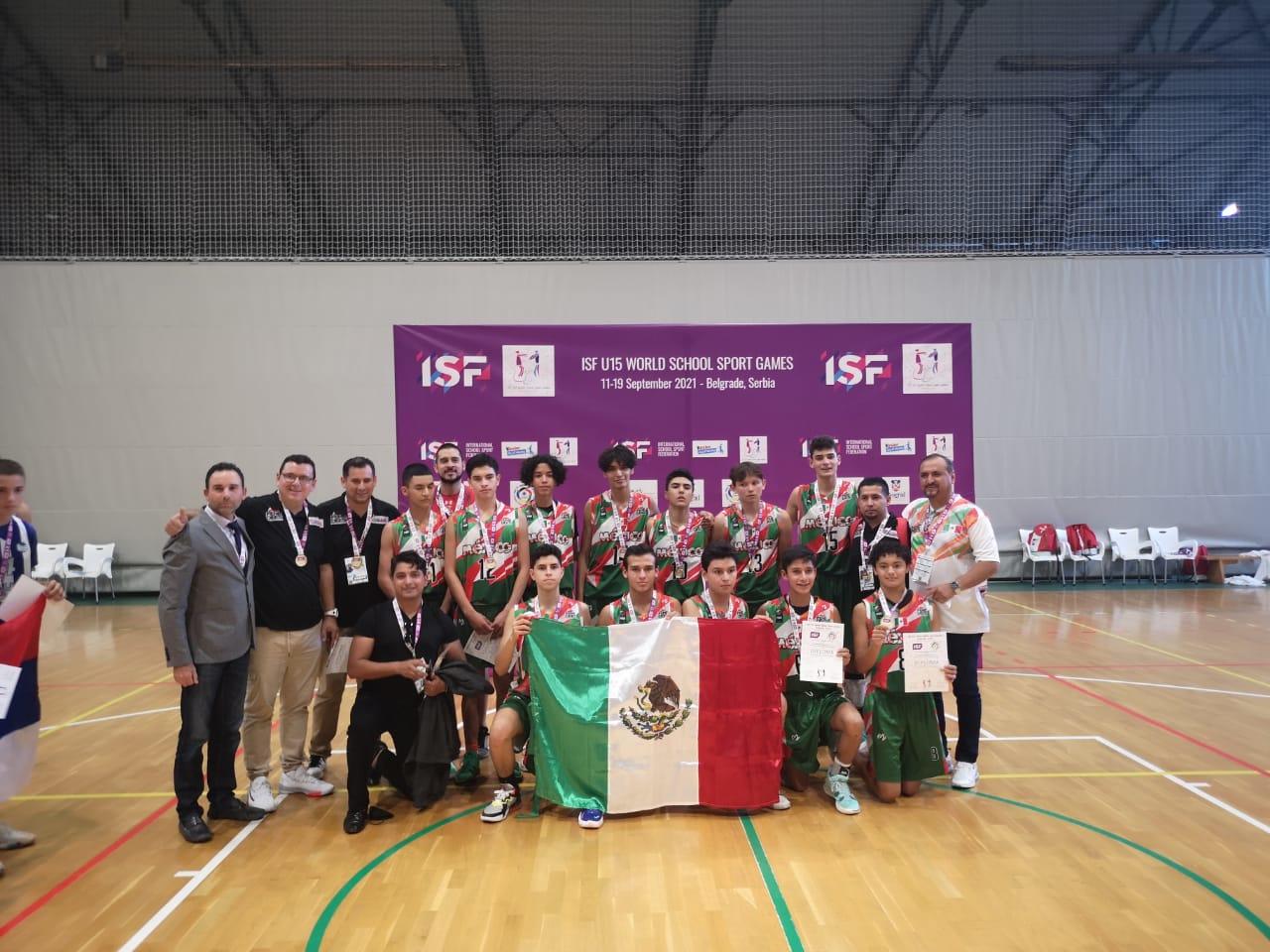 La Selección Nacional Mexicana de Basquetbol cerró con broche de oro su participación en los Juegos Mundiales Escolares Sub-15, al imponerse en la final de la disciplina por marcador de 69-52 ante Serbia. (CORTESÍA) 