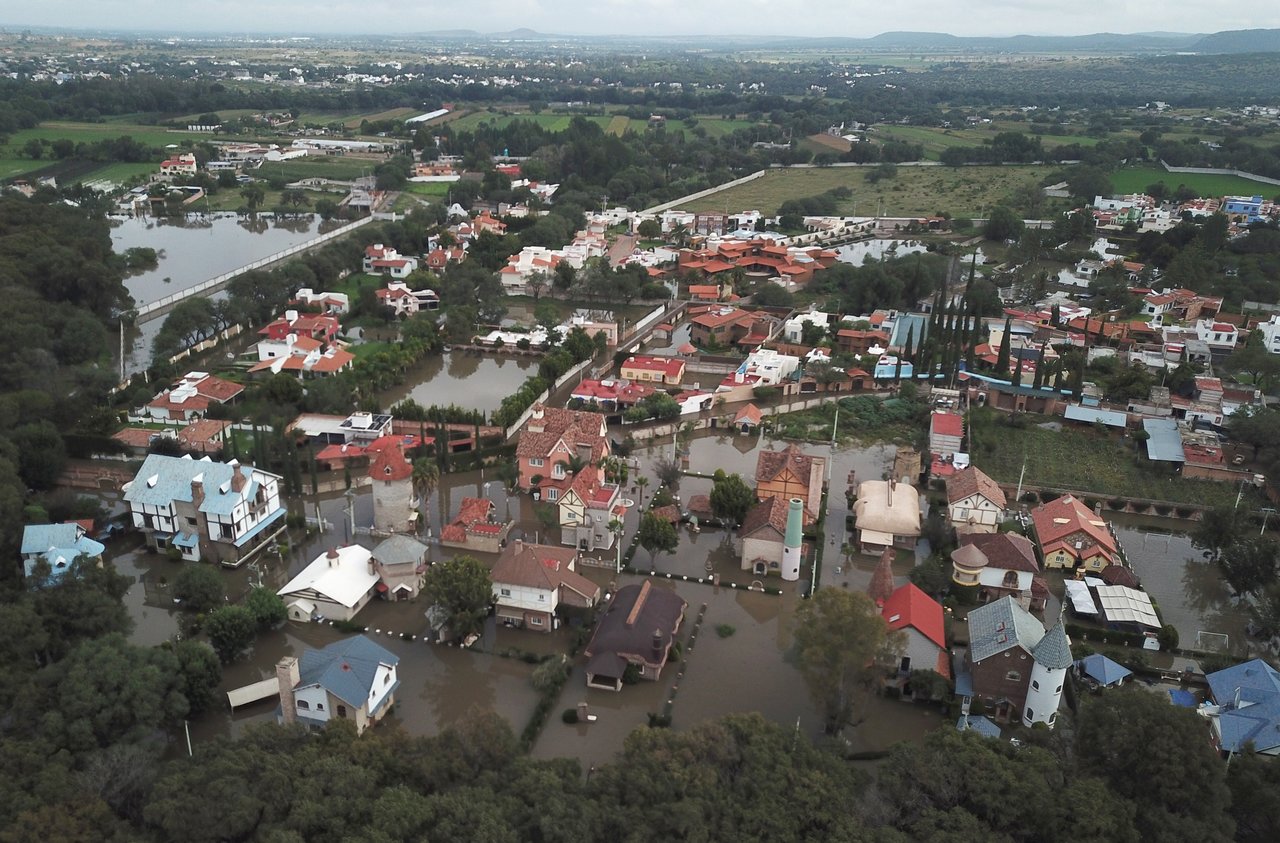 Lluvias provocan desborde de una presa en Tequisquiapan, Querétaro