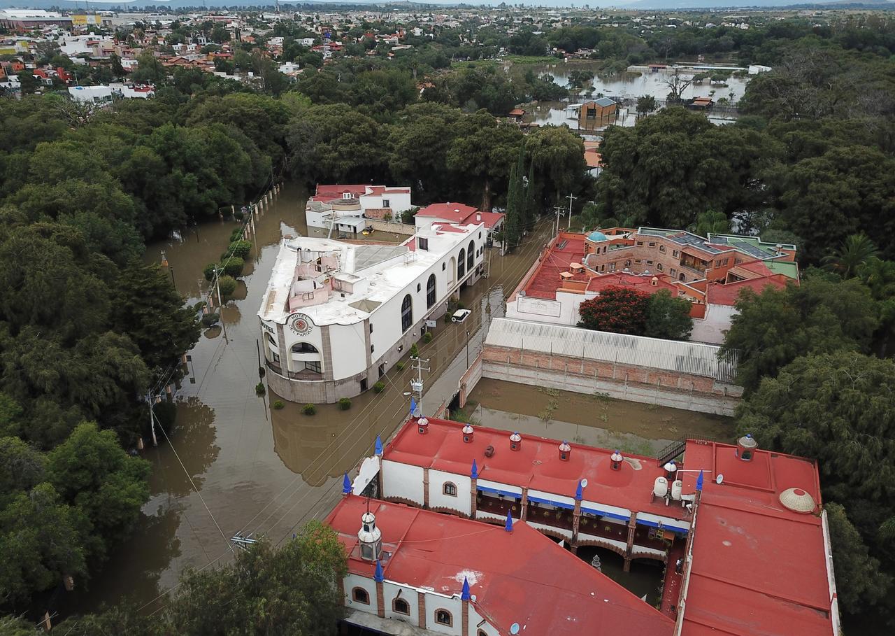 El desborde de una presa en Tequisquiapan, en el central estado de Querétaro, provocó inundaciones y el desalojo de cientos de familias en la zona, informaron este domingo autoridades estatales. (ARCHIVO) 
